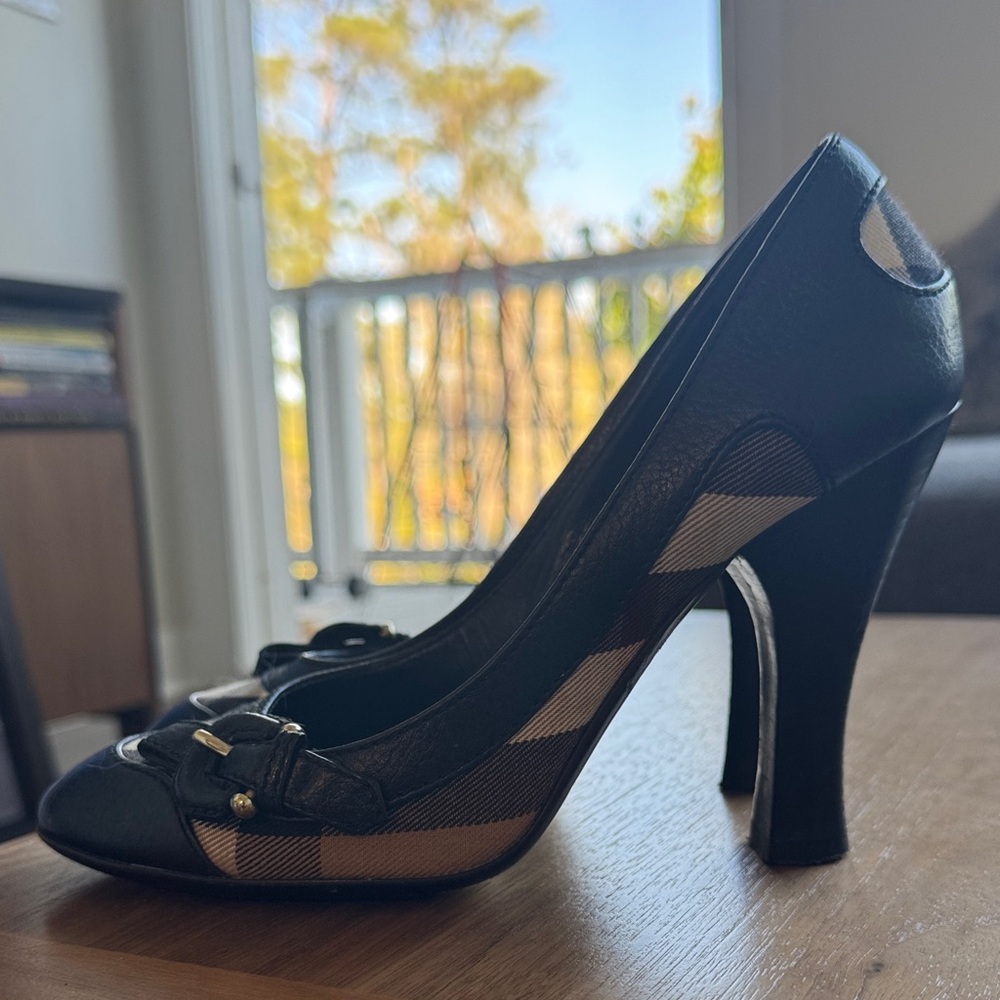 Authentic Burberry Classic Black and Tan Women's High Heel Pumps - Picture 10 of 15